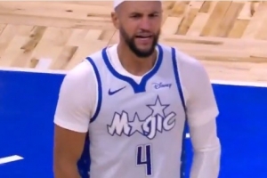 劲爆！萨格斯抢断反击Show time！送转体180度双手暴扣！