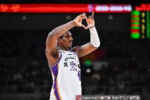 卧底？佩里半场8投仅1中拿到3分4板 三分3中1