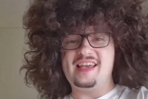 太阳报：曼联众将决心延续连胜势头，只为蓄发哥能剪发