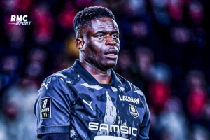 队报：雷恩门将布里斯·桑巴因丢球与主帅发生冲突，被踢出名单