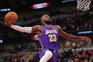 詹姆斯湖人生涯打勇士17胜9负！常规赛12胜7负 季后赛4胜2负