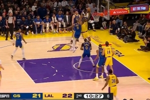 范德彪都有投篮威胁了？范德比尔特投篮假动作骗过防守突破暴扣