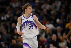 攻坚利器！马尔卡宁15中9砍半场最高21分 三分5中3