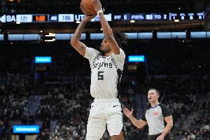 杀疯了！卡斯尔暴打独行侠后卫 半场8中8&三分3中3砍21+5+7！