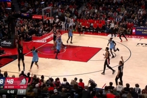 队友可太喜欢了！克林根前场板助攻格兰特底角命中三分