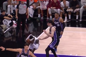 看着都疼！施罗德突破到篮下被前队友雷诺打到面部 痛苦倒地