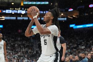 卡斯尔：能拥有马刺球迷的爱与支持特别棒 在场上的感觉都不真实