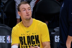 湖媒调侃：肯纳德是湖人队史首位交易来后 没忘记如何投篮的球员