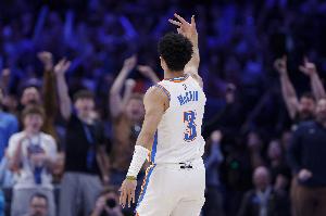 首秀5分2板！卡森·华莱士：麦凯恩人特别好 他也很优秀