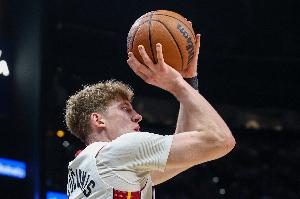 三分6中6！20号秀亚库乔尼斯10中8砍生涯新高22分外加3板6助2断