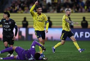 卡洛斯力挺：C罗不应该停止踢球，哪怕只有一条腿或爬着也要继续