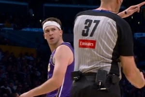 很不满！里夫斯突破疑被切到手丢球但裁判无视 愤怒抱怨领到技犯