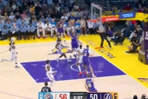 飞龙在天！41岁詹姆斯持球反击 起飞超远滑翔单臂暴力灌筐