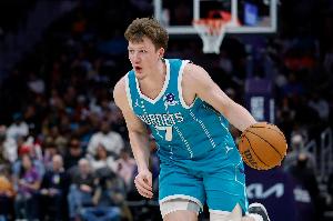 1000分小里程碑！4号秀克尼佩尔稳定输出 5记三分拿20分5板3助