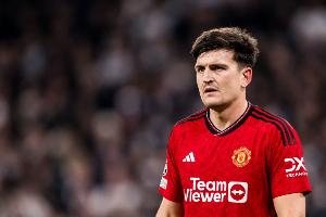 即将33岁！曼晚：马奎尔和利马的搭档配合默契，曼联犹豫是否续约