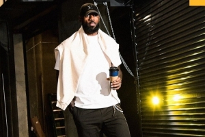 时尚感十足！湖人官方晒詹姆斯、里夫斯、克莱伯入场照